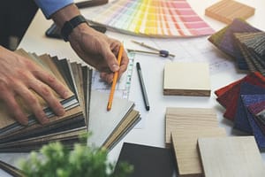 tavolo con schede per scelta dei colori per umanizzazione degli spazi