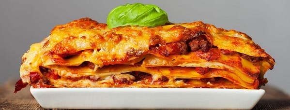 lasagna day vista laterale piatto di lasagne